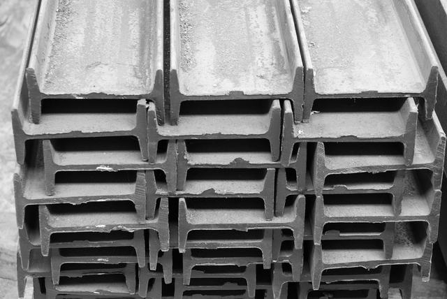 Vigas y perfiles estructurales apilados